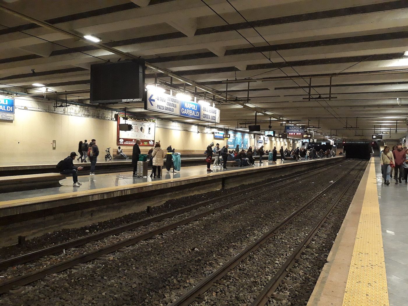 ナポリ・ガリバルディ駅のヴェスヴィオ周遊鉄道のホーム